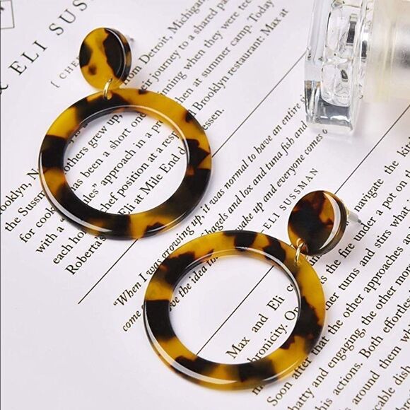✨ Acrylic Statement Tortoise Hoop Earrings✨ - Picture 5 of 8